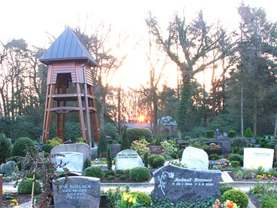 Glockenturm auf dem Waldfriedhof zu Ochholt
